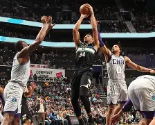 九游娱乐-密尔沃基雄鹿发布备战花絮,今夜临场应变,社区盾任务艰巨,资深球员宣示担当(密尔沃基雄鹿队)